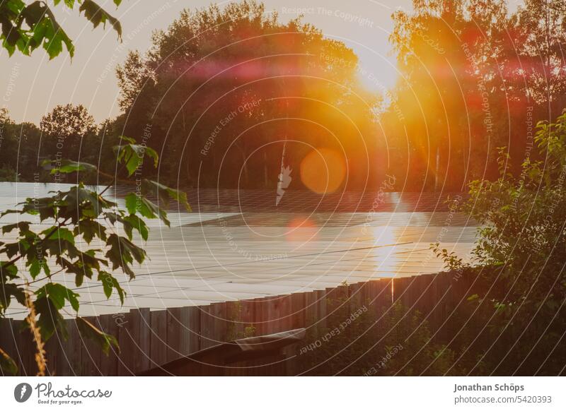 Solardächer auf Garagen in der Abendsonne Dach Fläche Erneuerbare Energie Garagendächer Photovoltaik Photovoltaikanlage Solarenergie Sonnenenergie nachhaltig