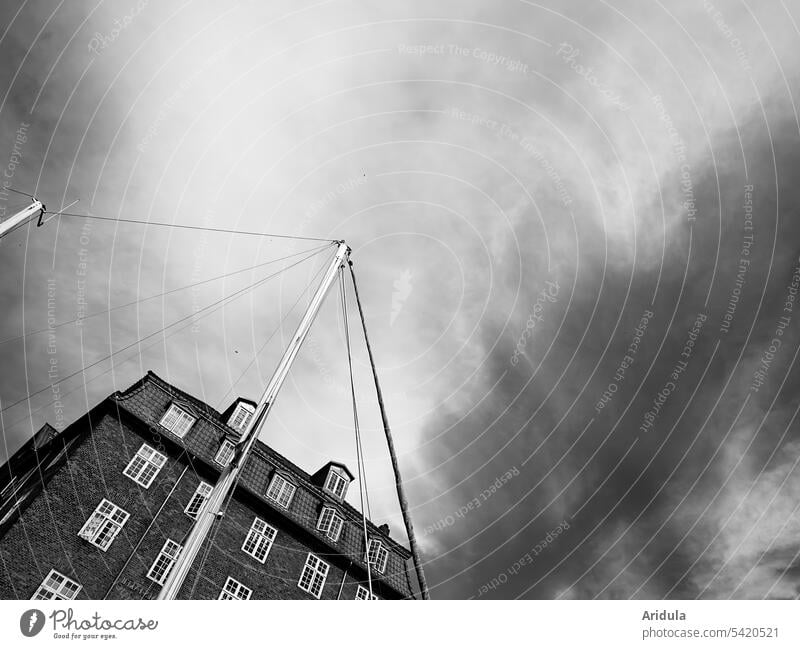 Schiffsmast vor Gebäude mit dramatischem Himmel s/w Haus Wolken Hafen Kopenhagen Dänemark Fenster Architektur