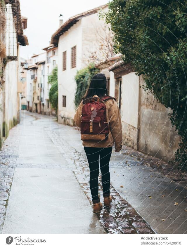 Weiblicher Reisender beim Spaziergang in der Altstadt Frau Rucksack reisen Straße Stadt Großstadt alt Architektur Gebäude aktiv Stil Urlaub Ausflugsziel jung