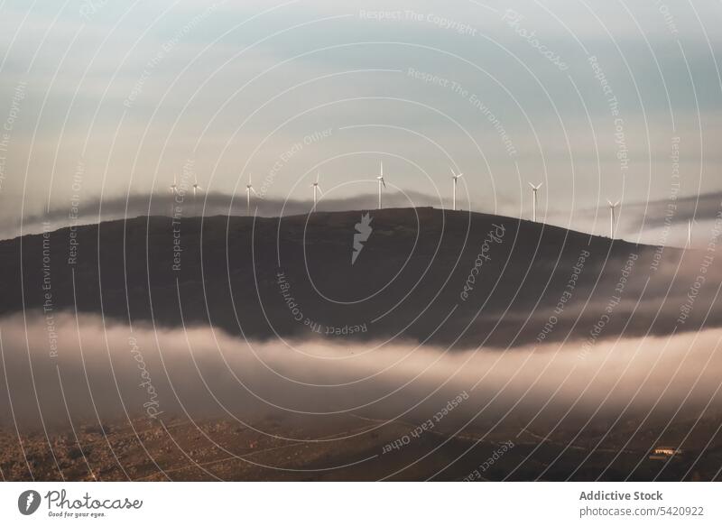 Bauernhof auf einem Hügel im Morgennebel Windmühle Nebel Energie Umwelt Himmel Landschaft malerisch elektrisch Natur Wetter Cloud niemand ruhig Saison Ressource