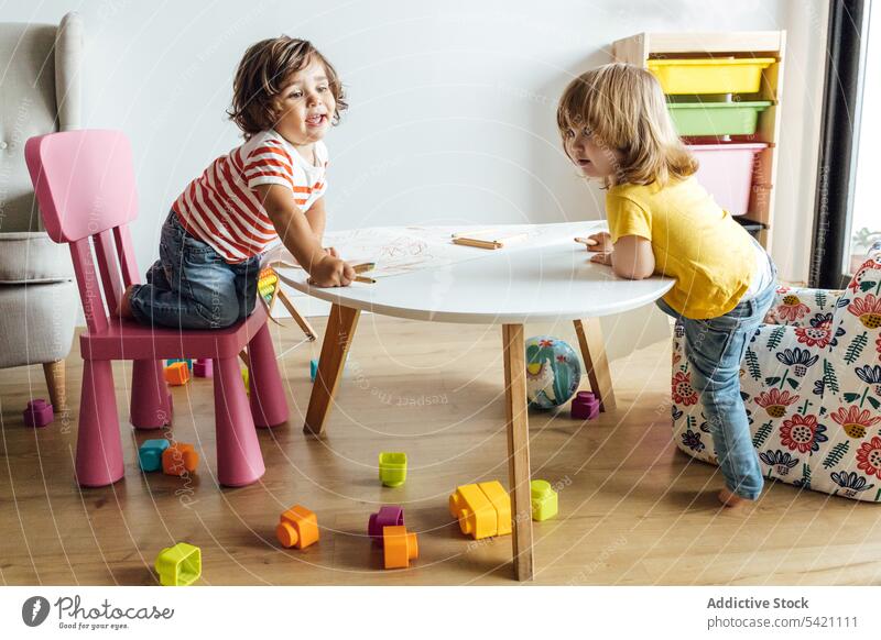 Kleine Kinder spielen und malen im Kinderzimmer Zusammensein Spielzeug Farbe zeichnen farbenfroh Säugling wenig Bildung Spielzimmer Aktivität Vorschule Baby