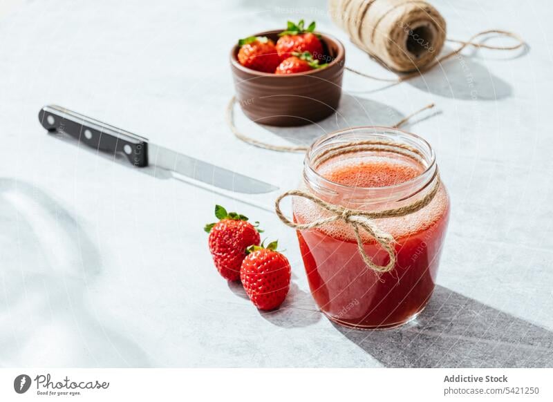 Gesundes Erdbeergetränk im Glas Erdbeeren Saft selbstgemacht Beeren rustikal frisch natürlich Gesundheit Garn Messer geschmackvoll reif lecker Lebensmittel