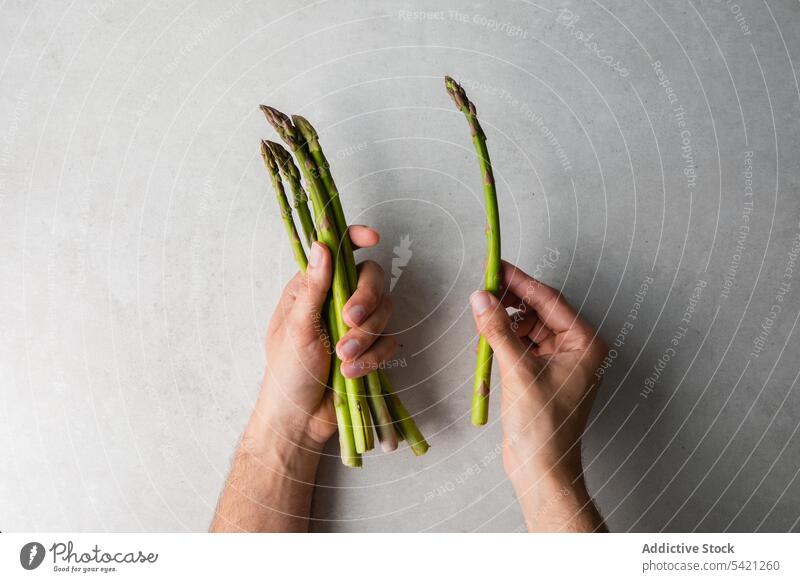 Einen Bund frischen Spargel kochen grün Haufen Gesundheit Vegetarier Tisch Lebensmittel Hand Küche roh Koch Küchenchef Pflanze Mahlzeit Diät Kraut vorbereiten