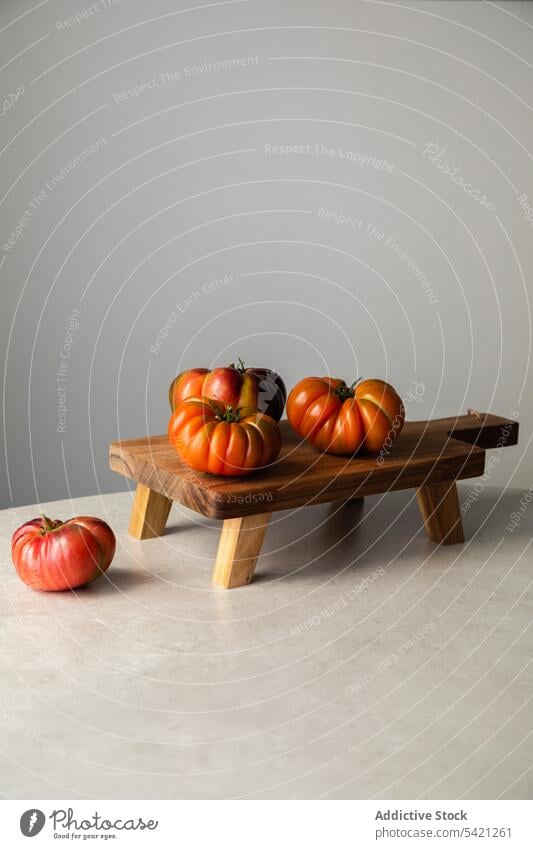 Komposition mit roten Tomaten auf dem Tisch frisch reif natürlich roh hölzern Holzplatte Lebensmittel Gemüse Koch ganz appetitlich Küche Gesundheit Mahlzeit