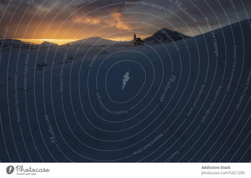 Einsame Kirche gegen Sonnenuntergang Himmel in verschneiten Tal Schnee Norden Winter einsam Gelände klein Island Skyline bedeckt Kapelle Natur Landschaft