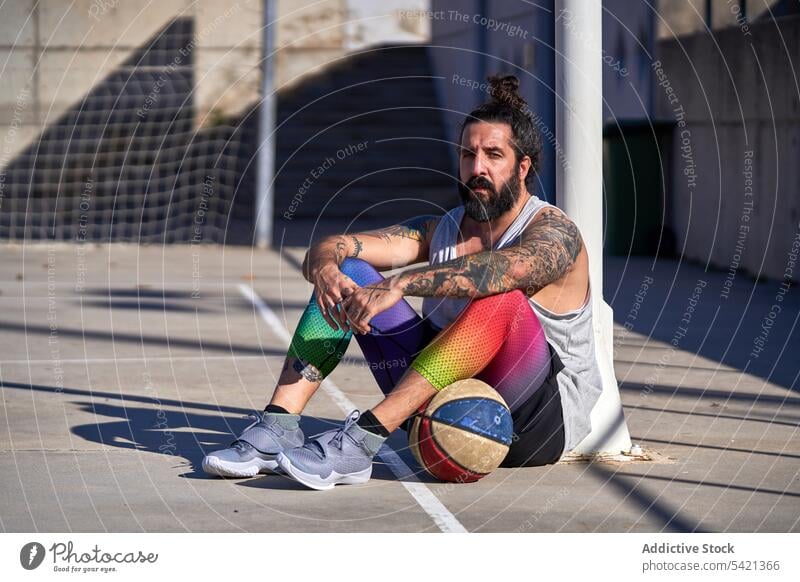 Mann mit Bart spielt Basketball auf einem städtischen Platz Gericht Konkurrenz Energie Athlet Straße Großstadt Training Aktion Ball Korb Spiel Spieler punkten