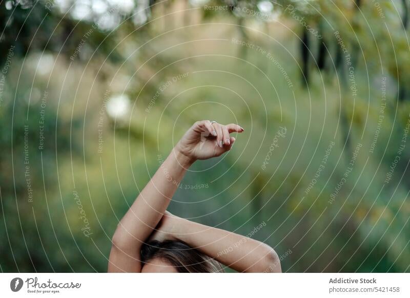 Glückliche Frau mit erhobenen Händen in der Natur Hand Arme hochgezogen friedlich Sommer sich[Akk] entspannen Harmonie sorgenfrei Anmut genießen ruhig ruhen