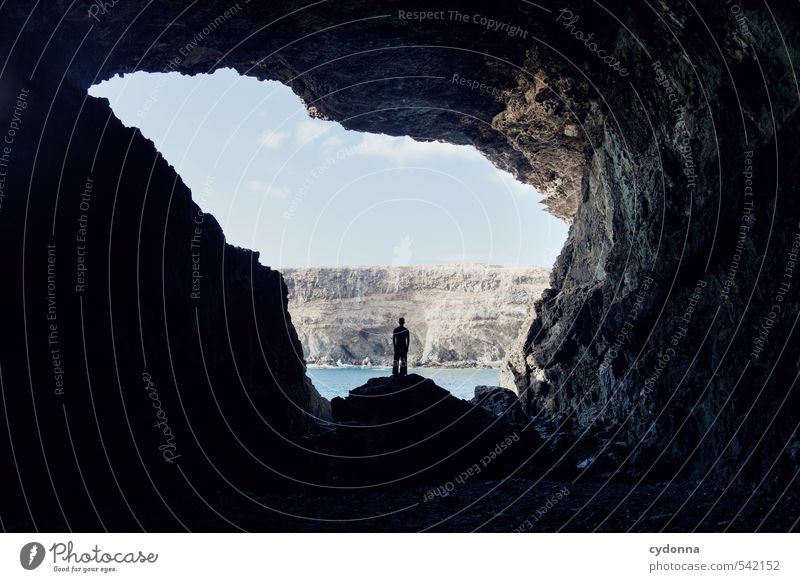 Stehen bleiben Ferien & Urlaub & Reisen Abenteuer Ferne Freiheit Expedition Mensch Leben Natur Landschaft Felsen Berge u. Gebirge Bucht Meer Höhle Einsamkeit