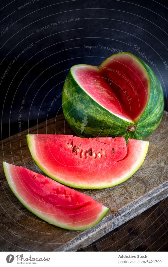 Saftige Wassermelone auf Holztisch Scheibe Frucht süß Sommer lecker Tisch reif frisch Lebensmittel Gesundheit Vitamin organisch Veganer Ernährung natürlich