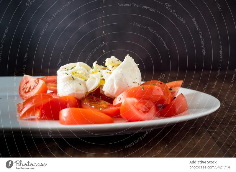 Frische Tomaten mit Burrata-Käse auf einem Teller Mozzarella Gemüse reif dienen lecker frisch Lebensmittel Ernährung Gesundheit geschmackvoll Mahlzeit Scheibe