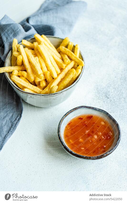 Pommes frites und süß-saure Soße Französisch Fries sauer Saucen Schalen & Schüsseln Keramik weiß Oberfläche Serviette blau Stoff Unschärfe hoher Winkel von oben