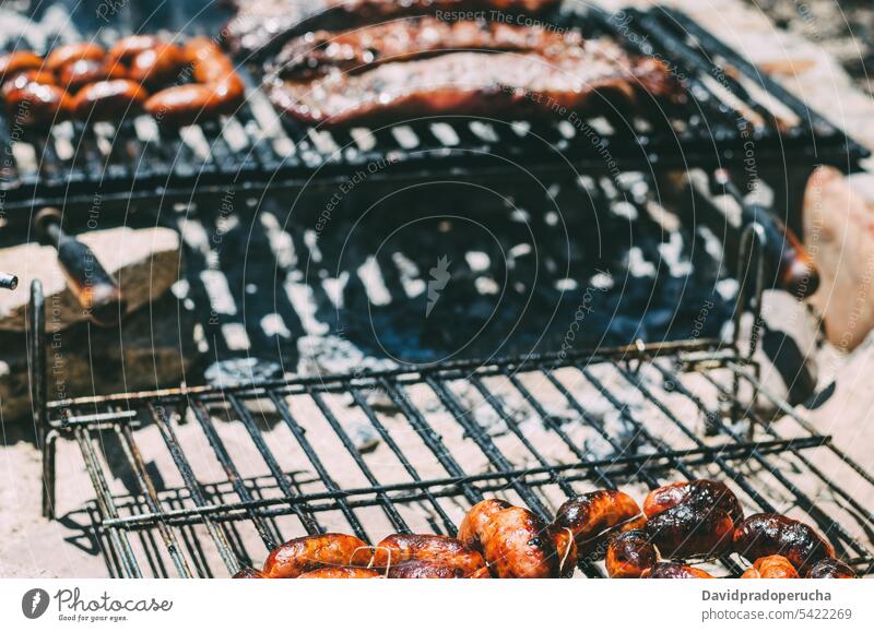 Lammkoteletts im Grill mit Chourizo gebraten Barbecue hacken chourizo gegrillt Rippen Fleisch Tier Flamme Rauch Holzkohle Kohle Lebensmittel grillen