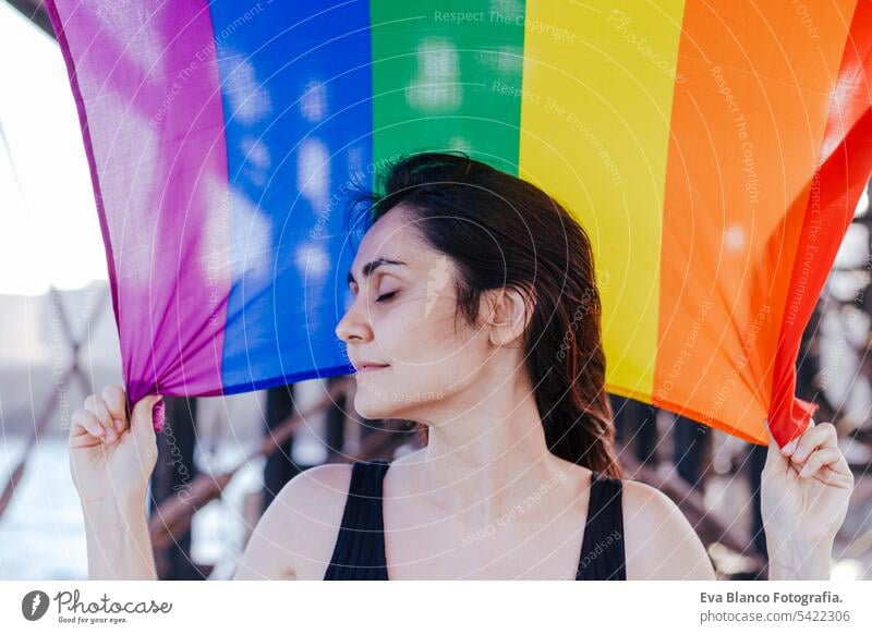 junge schöne Frau hält einen Regenbogen Homosexuell Flagge im Freien. LIFESTYLE und Stolz Konzept. Liebe ist Liebe Tag Gemeinschaft schwul stolz Sex Leben Fahne