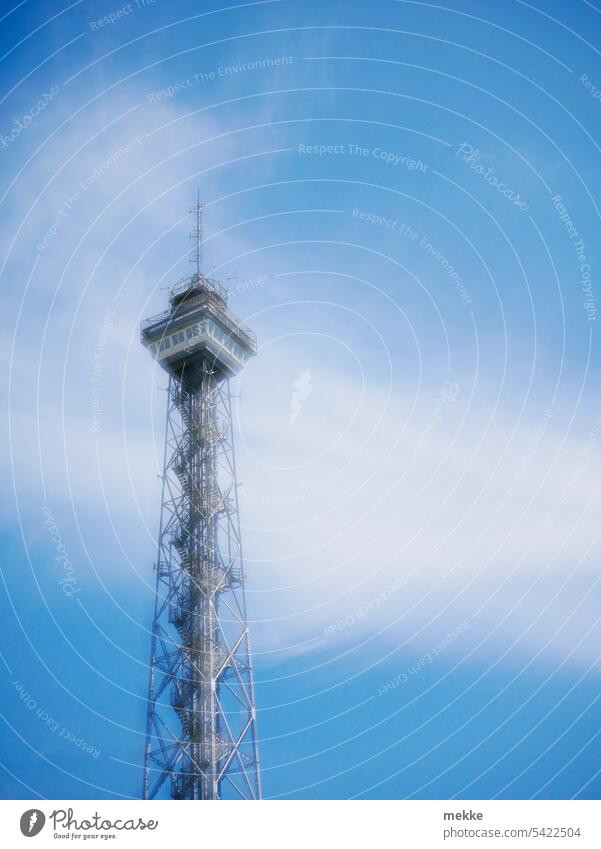 Der Funkturm im letzten Hitzeflimmern Messe Berlin Charlottenburg Wahrzeichen Denkmal Architektur Himmel Sehenswürdigkeit Turm hoch Stadt Hauptstadt Bauwerk