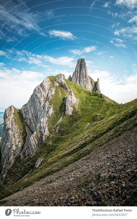 Berge mit Pfad an steilem Hang Aussicht Panorama (Aussicht) Berge u. Gebirge Himmel Wolken Alpstein wanderland Appenzellerland Gras Steine Felsen laufen wandern