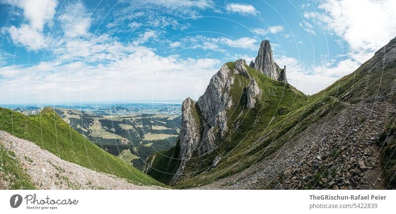 Berge mit Pfad an steilem Hang Aussicht Panorama (Aussicht) Berge u. Gebirge Himmel Wolken Alpstein wanderland Appenzellerland Gras Steine Felsen laufen wandern