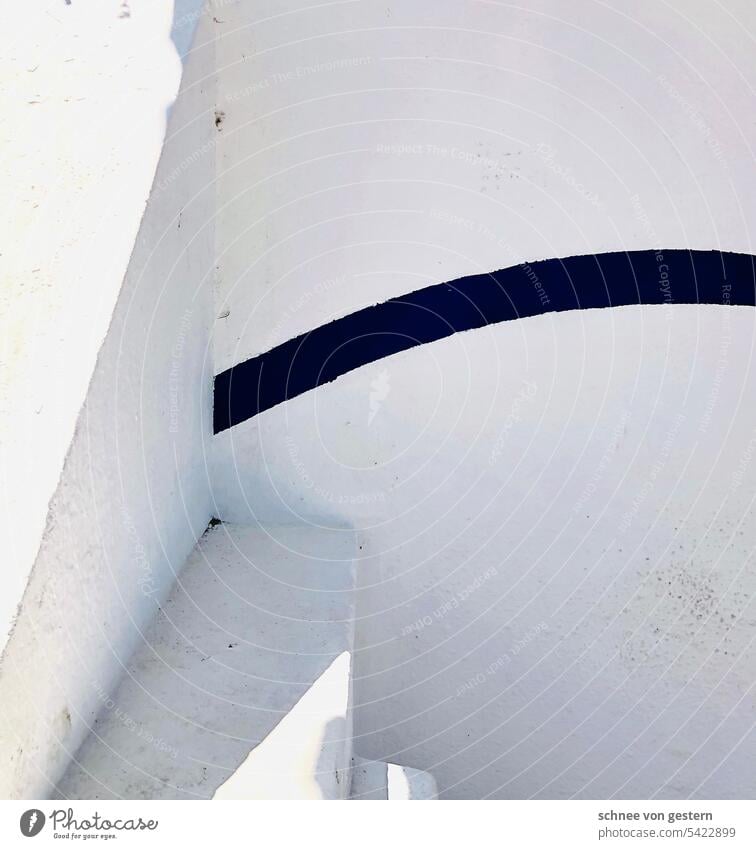 Blaue weiße Wand mit Halbkreis Stein Treppe Portugal Mauer Außenaufnahme Menschenleer Tag Farbfoto Architektur Haus Fassade alt Gebäude Bauwerk Licht Schatten