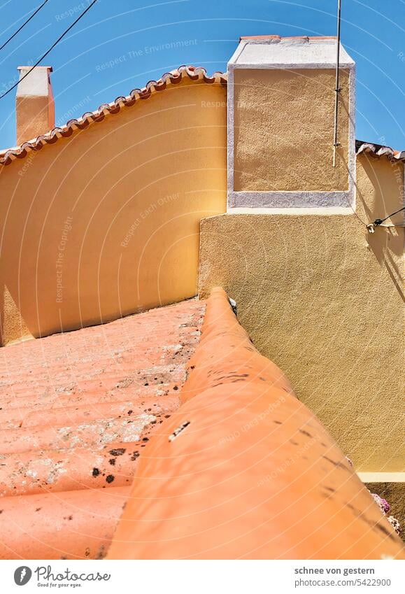 Gelb blauer Himmel Haus Schornstein Portugal Sommer Ferien Architektur Dach Stadt Ferien & Urlaub & Reisen Gebäude Tag Tourismus Europa Straße Außenaufnahme