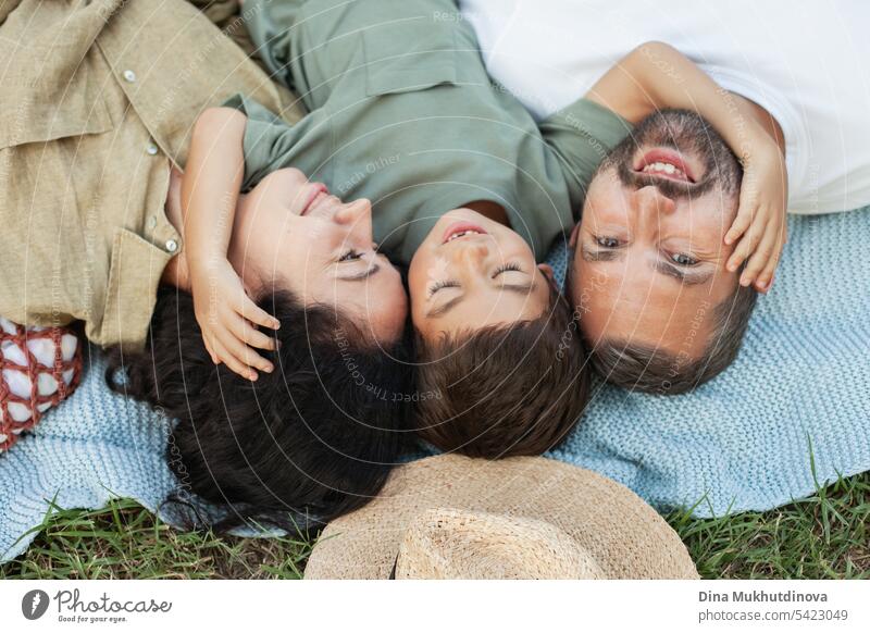 glückliche Familie lächelnd mit einem Sohn im Park im Freien im Sommer Gesichter Großaufnahme Mama Papa Vater Mutter Elternschaft Vaterschaft Mutterschaft Liebe