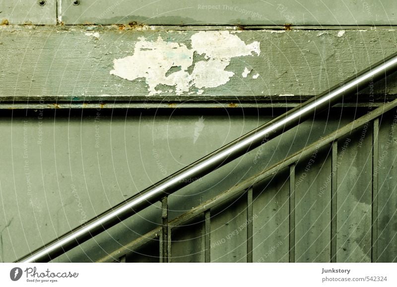 Berliner Schräge Berlin-Mitte Berliner Verkehrsbetriebe Stadt Stadtzentrum Menschenleer Bahnhof Treppe S-Bahn U-Bahn Bahnhofshalle Bahnsteig Beton Metall Stahl