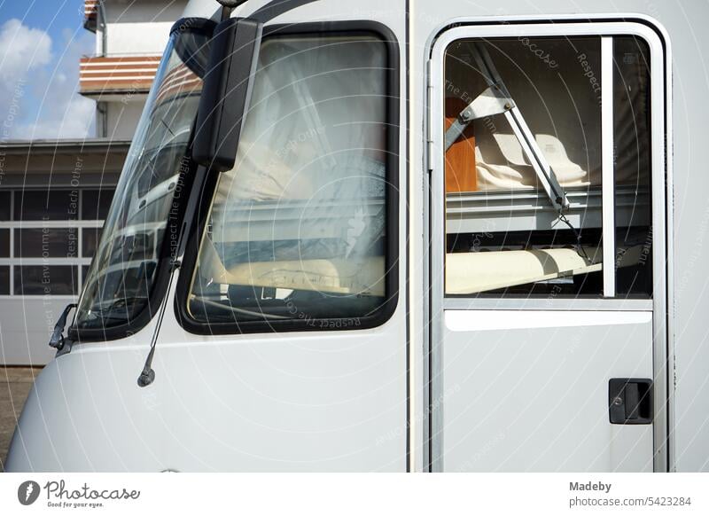 Bis ganz oben vollgepacktes modernes großes Wohnmobil der Luxusklasse In Hellgrau auf einem Hof im Gewerbegebiet bei Sonnenschein in Detmold in Ostwestfalen-Lippe