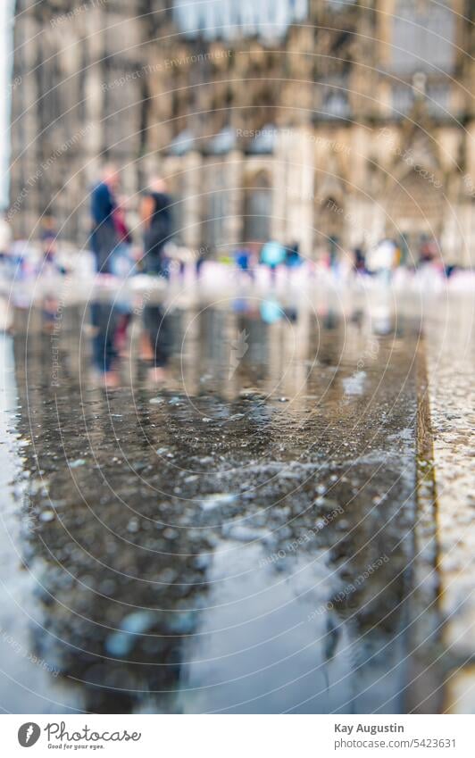 Pfützen Spiegelung am Kölner Dom Regenpfütze Roncalliplatz Währzeichen Fußgängerzone Spiegelung Effekte Südseite Altstadt Großstadt Kirche Menschen Touristen