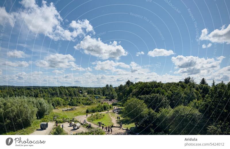 Schöne Aussicht Wald Bäume Menschen Wege Blauer Himmel weiße Wolken Schönes Wetter Weite weiter Blick Aussichtspunkt Landschaft Ferne Sommer Natur Horizont