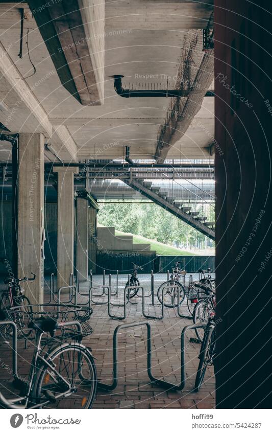 Fahrradständer unter einer Betonkonstruktion "Fahrradständer Metallrohr Symmetrie Fahrradhalter Stadt Fahrradparkplatz Parkplatz Radständer stahlrohr parkraum