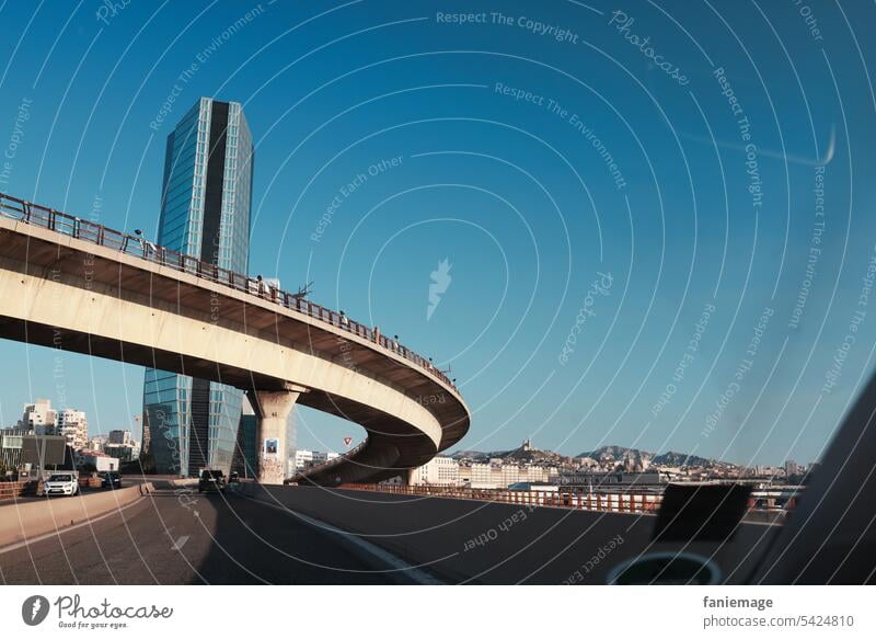 Ankunft in Marseille mit Blick aus dem Auto Richtung Notre Dame de la Garde und zum Turm CMA CGM von Zaha Hadid Südfrankreich Provence Planète Mars Stadt