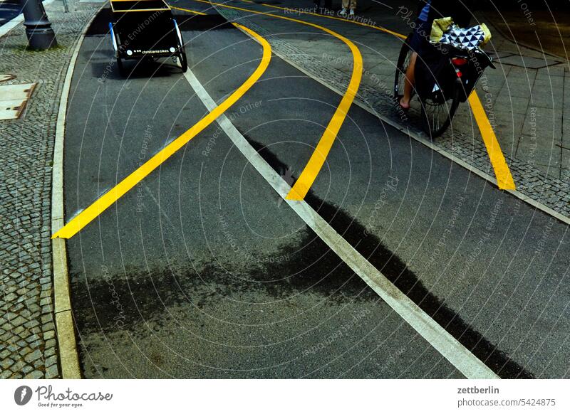 Fahrradspuren / Umleitung abbiegen ampel asphalt ecke fahrbahnmarkierung fahren fahrrad fahrradweg ferien fortbewegung gerade hauptstraße hinweis kante kurve