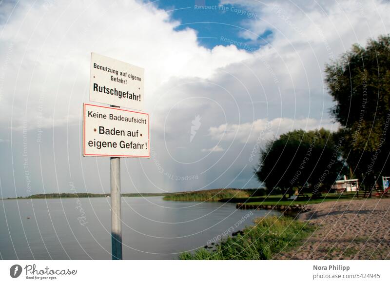 Badestrand mit Hinweisschild baden Gefahr Rutschgefahr Strand Stettiner Haff Wolken Wolkenhimmel Wolkenhintergrund Bäume Sommer Landschaft Natur Außenaufnahme