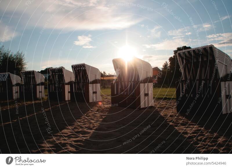 Strandkörbe im Gegenlicht Strandkorb Sommer Meer Licht Lichterscheinung Sommerurlaub Urlaub & Reisen Erholung Ausspannen Ferien & Urlaub & Reisen Reihe Sand