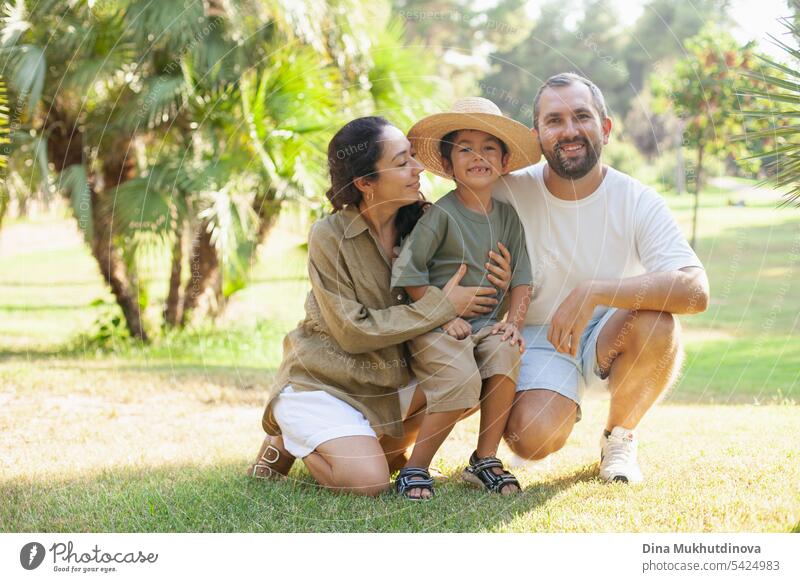 glückliche Familie lächelnd mit einem Sohn im Park im Freien im Sommer Mama Papa Vater Mutter Elternschaft Vaterschaft Mutterschaft Liebe Zusammensein Kind