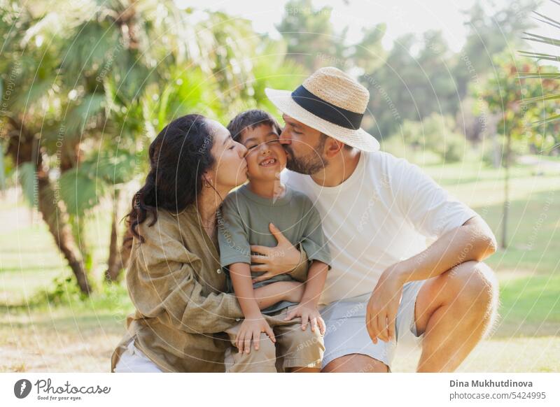 glückliche Familie lächelnd mit einem Sohn im Park im Freien im Sommer Mama Papa Vater Mutter Elternschaft Vaterschaft Mutterschaft Liebe Zusammensein Kind