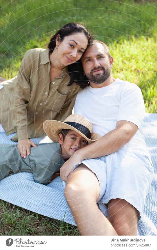 glückliche Familie lächelnd mit einem Sohn im Park im Freien im Sommer Mama Papa Vater Mutter Elternschaft Vaterschaft Mutterschaft Liebe Zusammensein Kind