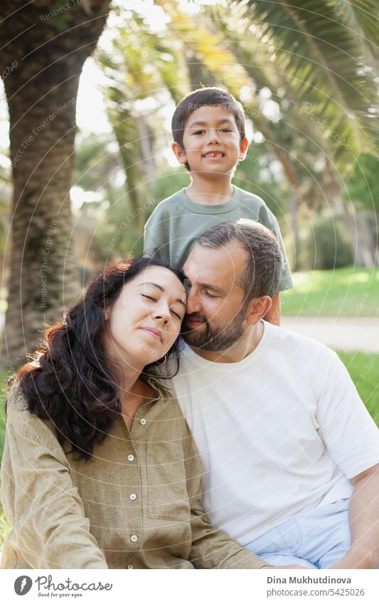 glückliche Familie lächelnd mit einem Sohn im Park im Freien im Sommer Mama Papa Vater Mutter Elternschaft Vaterschaft Mutterschaft Liebe Zusammensein Kind