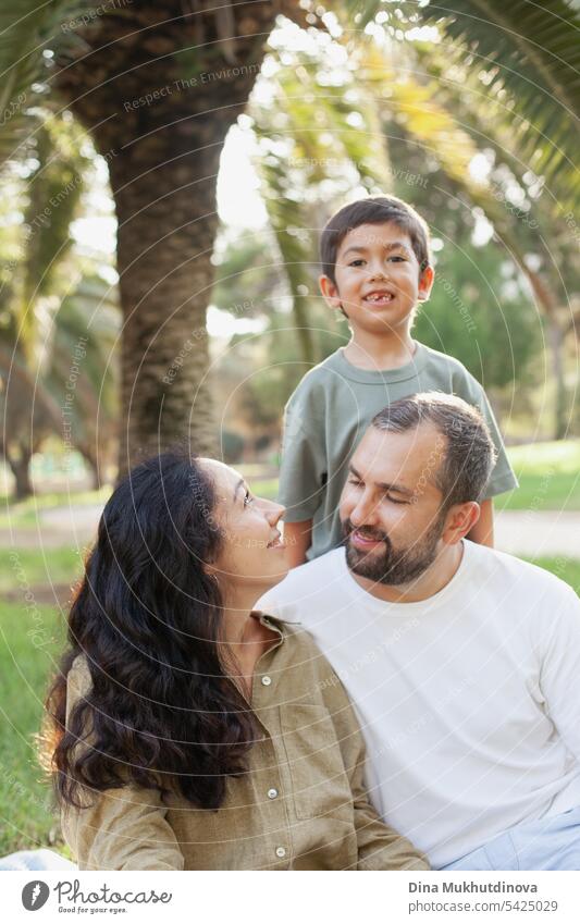 glückliche Familie lächelnd mit einem Sohn im Park im Freien im Sommer Mama Papa Vater Mutter Elternschaft Vaterschaft Mutterschaft Liebe Zusammensein Kind