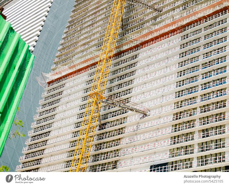 Moderner unvollendeter Wolkenkratzer mit einem Hebekran. Appartement architektonisch Architektur Hintergrund Balkon Klotz Gebäude Business Zement Großstadt