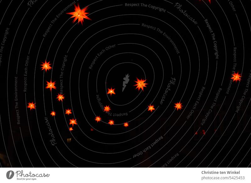 lückenhaft | schweben rot leuchtende Sterne am Nachthimmel Stern (Symbol) Beleuchtung Licht Weihnachten & Advent Herrnhuter Sterne Atmosphäre Weihnachtsstimmung