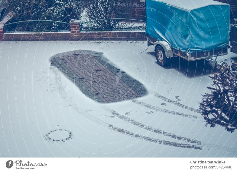 Abgefahren | Reifenspuren im Schnee am frühen Morgen Winter Parkplatz leerer Parkplatz Lücke Anhänger Anhängerplane parken Wohngebiet morgens Morgenstimmung