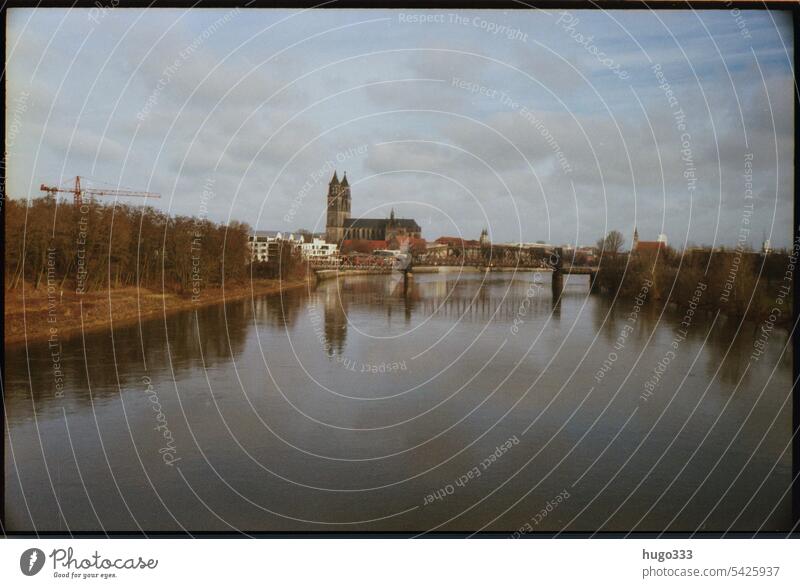 Blick auf Magdeburg Magdeburger Dom sternbrücke Elbe Panorama (Aussicht) Baukran Stadt urban Brücke breit Wolken Außenaufnahme Farbfoto Wahrzeichen Skyline