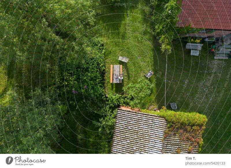 Ruhiger Platz zum Chillen chillen Bauernhof Sommer Drohnenansicht Farbfoto Bierbank Außenaufnahme Tag Erholung Garten Zufriedenheit entspannen ausruhen