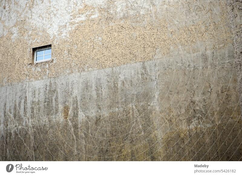 Einsames Sprossenfenster in einer verwaschenen Fassade in Beige und Naturfarben in einem Hinterhof in der Braubachstraße in der Innenstadt von Frankfurt am Main in Hessen