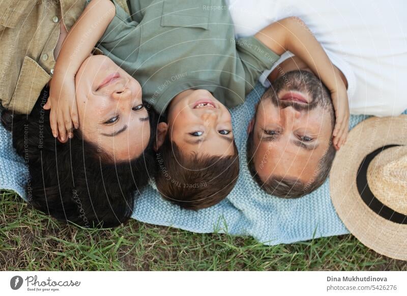 glückliche Familie lächelnd mit einem Sohn im Park im Freien im Sommer Gesichter Großaufnahme Mama Papa Vater Mutter Elternschaft Vaterschaft Mutterschaft Liebe