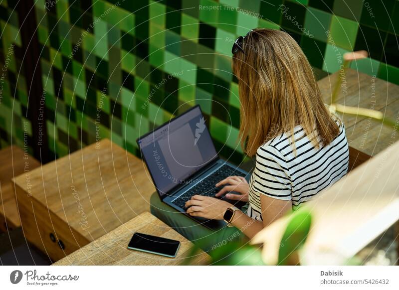 Frau benutzt Laptop in Café. Freelancer in Coworking verwenden Hände Freiberufler Business arbeiten Arbeitsplatz Büro abgelegen Tippen Menschen