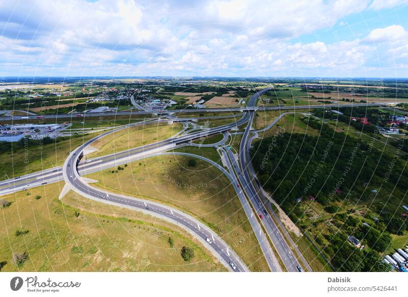 Verkehrskreisel mit Autoverkehr Straßenkreuzung Kreisverkehr Infrastruktur Abzweigung PKW Fahrzeug Transport Luftaufnahme Polen Breslau oben Berufsverkehr