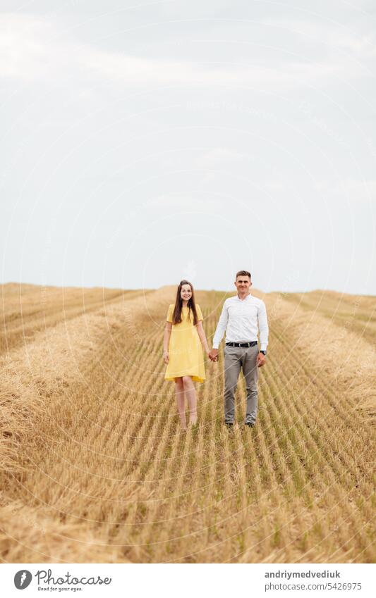 Glückliches junges Paar auf Stroh, romantische Menschen Konzept, schöne Landschaft, Sommerzeit. Liebe Porträt Feld Frau Kleid Mann Heugarben ländlich Wiese