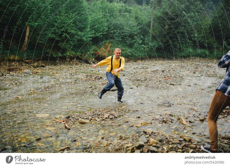 Playful glücklich gut aussehend Paar beim Spaziergang im Wald haben. Abenteuer in der Natur Konzept. Glück Kaukasier Wälder gutaussehend spielerisch Huckepack