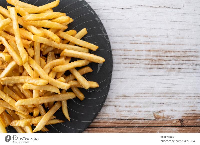 Bratkartoffeln, Pommes frites auf Holztisch Chips Knusprig knackig Speise schnell Fastfood Lebensmittel gebraten Fries golden Mittagessen Ernährung Teller