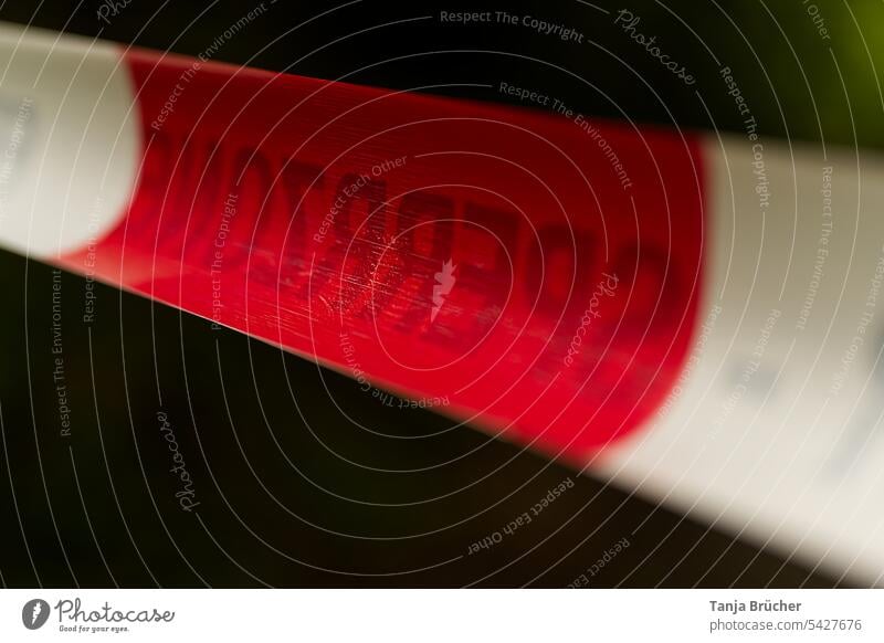 Rot-weißes Absperrband (Sperrzone) von hinten Absperrung Flatterband Kein Durchgang schwarze Schrift verboten Schilder & Markierungen Durchfahrt verboten